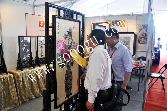 工作人員正在認真講解蘇繡作品!