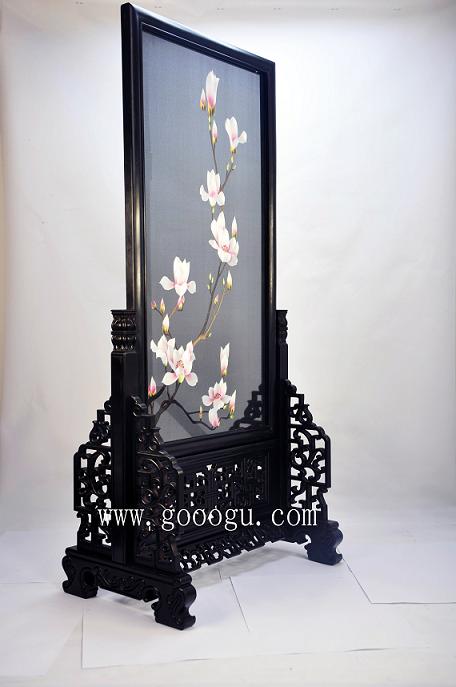 唐代詩人詠:“晨夕目賞白玉蘭,暮年老區乃春時”。若天天賞視玉蘭,嗅著濃郁的芳香,可人老心童,留住歲月,永著青春